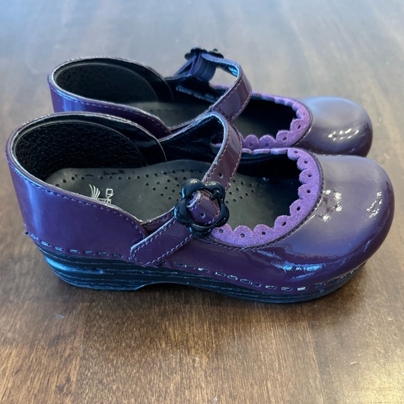Dansko Other - EUC! Dansko Patent Clogs, sz 28